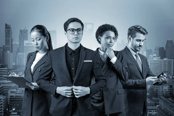 Группа из четырех бизнес-партнеров в костюмах мечтает и ищет новые возможности для успеха. Концепция многонациональной корпоративной команды. Бангкок на заднем плане. Двойное воздействие. — стоковое фото