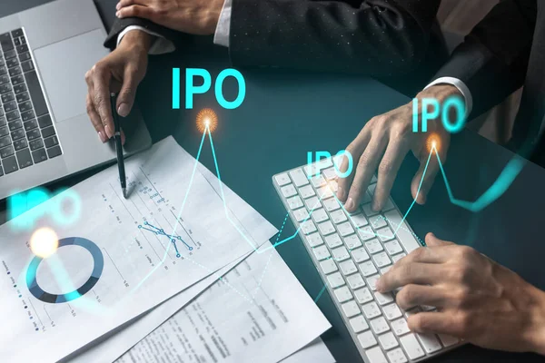 Due uomini d'affari che lavorano insieme al white paper per rilasciare e presentare il progetto IPO agli investitori. Ologramma iniziale di offerta primaria. Doppia esposizione. — Foto Stock