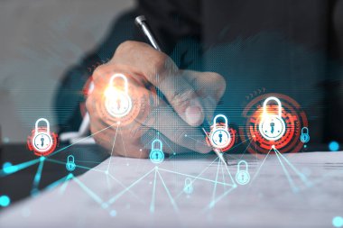 Takım elbiseli iş adamı kontrat imzaladı. Kilit ikonu hologramıyla çift pozlama. Şirket veri güvenliği anlaşmasını imzalayan adam. Güvenlik kavramı.