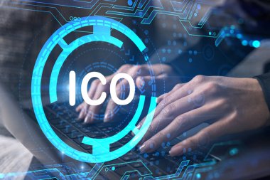 Ofiste bilgisayarda daktilo eden bir iş kadını. ICO ikon hologramı. Çift pozlama.