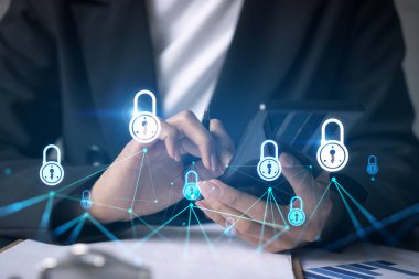 Ofiste akıllı telefon kullanan bir iş kadını. Simge hologramını kilitle. Veri koruma kavramı. Çift pozlama.