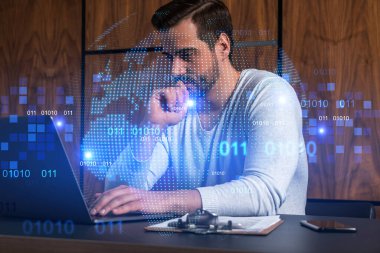 Dünya çapında yeni bir tedarik zinciri geliştirmek için dizüstü bilgisayar kullanan ciddi bir Kafkasyalı yönetici. Çifte maruziyet. dünya ve harita hologramı.