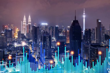 Borsa grafiği hologramı, Kuala Lumpur 'un gece manzarası. KL, Malezya, Asya 'da mali eğitim almak için popüler bir yerdir. Uluslararası araştırma kavramı. Çift pozlama.
