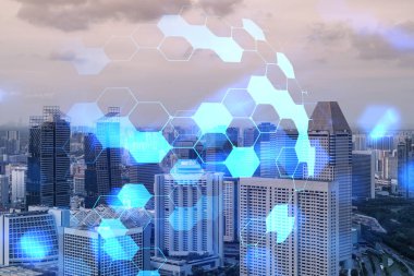 Soyut teknolojinin parlayan simgelerinin hologramı, günbatımında Singapur 'un panoramik şehir manzarası, Asya. Dünyalar konsepti teknolojik değişiklikler. Çift pozlama.