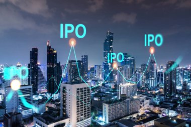 Hologram sunan ilk halk, Bangkok 'un gece panoramik şehir manzarası. Asya 'daki çok uluslu şirketlerin finans merkezi. Halka arz sürecinde büyümeyi hızlandırma kavramı. Çift pozlama.