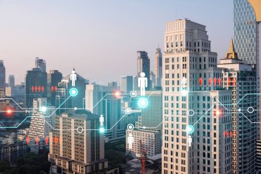 Asya, Bangkok 'un günbatımı panoramik şehir manzarası üzerine sosyal medya simgelerinin hologramı. İnsan ilişkileri kavramı. Çoklu pozlama.