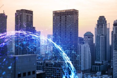 Soyut teknolojinin parlayan simgelerinin hologramı, günbatımında Bangkok 'un panoramik şehir manzarası, Asya. Dünyalar konsepti teknolojik değişiklikler. Çift pozlama.