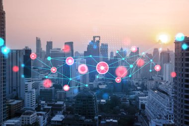 Soyut teknolojinin parlayan simgelerinin hologramı, günbatımında Bangkok 'un panoramik şehir manzarası, Asya. Dünyalar konsepti teknolojik değişiklikler. Çift pozlama.