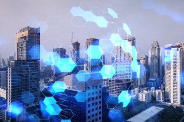 Soyut teknolojinin parlayan simgelerinin hologramı, günbatımında Bangkok 'un panoramik şehir manzarası, Asya. Dünyalar konsepti teknolojik değişiklikler. Çift pozlama.