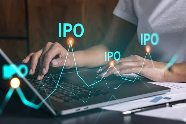 Zakenvrouw typt op computer op kantoor. IPO icoon hologram. Dubbele blootstelling. — Stockfoto