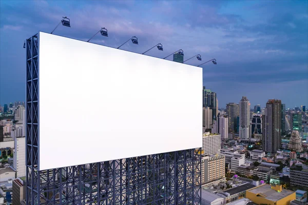 Tomma vit väg skylt med Bangkok stadsbild bakgrund på natten. Affisch för gatureklam, modell, 3D-återgivning. Sidovy. Begreppet marknadskommunikation för att sälja idé. — Stockfoto