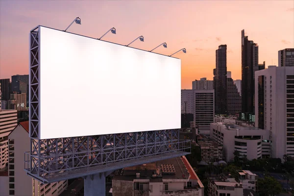 Panneau d'affichage blanc blanc avec fond de paysage urbain de Bangkok la nuit. Affiche publicitaire, maquette, rendu 3D. Vue latérale. Le concept de communication marketing pour vendre l'idée. — Photo