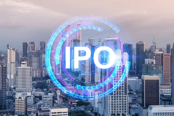 全息图上的IPO光彩夺目的图标,夕阳西下的吉隆坡全景全景.KL是马来西亚、亚洲跨国公司的金融中心。IPO过程促进经济增长的概念. — 图库照片