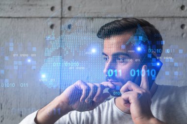 Sıradan giyinen, telefonla konuşan bir adam. Çifte maruziyet. Dünya Gezegeni Haritası hologramı.