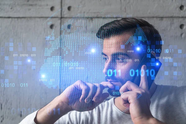 Sıradan giyinen, telefonla konuşan bir adam. Çifte maruziyet. Dünya Gezegeni Haritası hologramı.