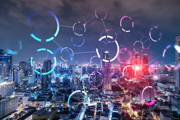 Soyut teknoloji simgeleri, Bangkok, Asya 'nın gece panoramik şehir manzarası. Uluslararası iş sürecini optimize etmek için yenilikçi yaklaşım kavramı. Çift pozlama.