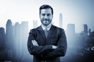 Kollarını kavuşturmuş Avrupalı müreffeh bir girişimci. Bangkok şehir manzarası. Sorun çözme kavramı. Şehir merkezindeki mali işler. Çift pozlama.