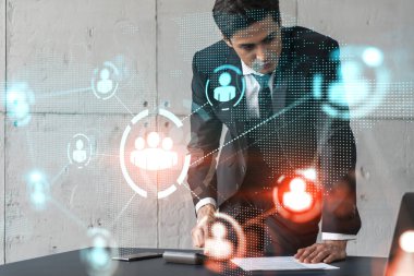 Ofisteki işadamı sözleşmeyi ve sosyal medya hologramını imzaladı. Çifte maruziyet. Resmi kıyafet. İnsanların smm verileri kavramı.