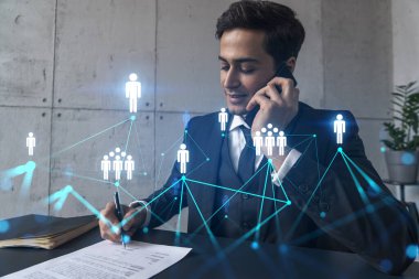 Ofiste cep telefonu ve sosyal medya hologramından bahsederken evrakları imzalayan bir adam. Çifte maruziyet. Resmi giysi.