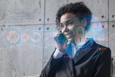 İş kadını telefonla konuşur ve hologramı kilitler. Çifte maruziyet. Güvenlik bilgi koruma kavramı.