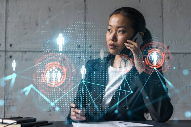 İş kadını telefon ve sosyal ağ hologramı konuşuyor. Çift pozlama.