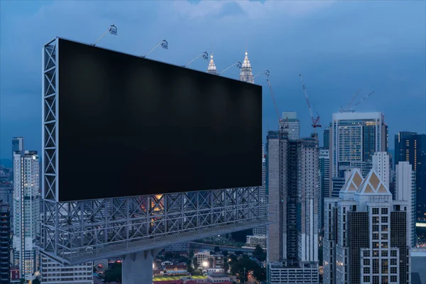 Panneau d'affichage noir blanc avec fond de paysage urbain KL la nuit. Affiche publicitaire, maquette, rendu 3D. Vue latérale. Le concept de communication marketing pour promouvoir ou vendre une idée. — Photo