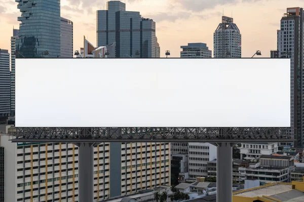 Blanco wit straat billboard met Bangkok stadsgezicht achtergrond bij zonsondergang. Reclameposter, model, 3D-weergave. Vooraanzicht. Het concept van marketing communicatie om ideeën te promoten of te verkopen. — Stockfoto