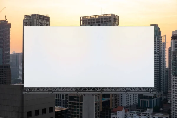 Blank biała droga billboard z Bangkoku tła miejskiego o zachodzie słońca. Plakat reklamowy, makieta, renderowanie 3D. Z przodu. Koncepcja komunikacji marketingowej promującej lub sprzedającej pomysły. — Zdjęcie stockowe