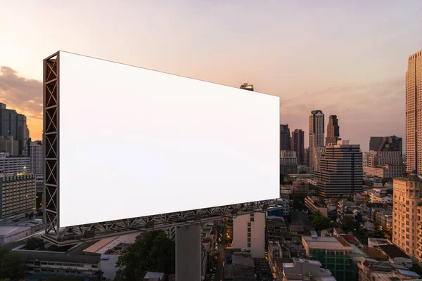 Panneau d'affichage blanc blanc avec fond de paysage urbain de Bangkok au coucher du soleil. Affiche publicitaire, maquette, rendu 3D. Vue latérale. Le concept de communication marketing pour promouvoir ou vendre une idée. — Photo