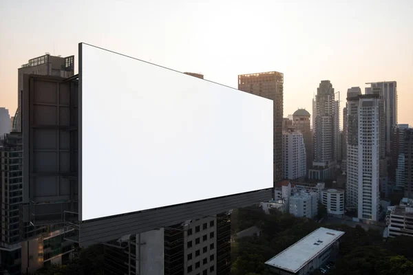 Panneau d'affichage blanc blanc avec fond de paysage urbain de Bangkok au coucher du soleil. Affiche publicitaire, maquette, rendu 3D. Vue latérale. Le concept de communication marketing pour promouvoir ou vendre une idée. — Photo