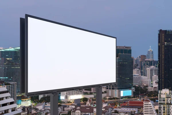 Cartelera blanca en blanco con fondo de paisaje urbano de Bangkok al atardecer. Cartel publicitario callejero, maqueta, representación 3D. Vista lateral. El concepto de comunicación de marketing para promover o vender la idea. —  Fotos de Stock