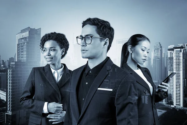 Takım elbiseli üç iş ortağından oluşan bir grup başarılı olmak için yeni fırsatlar arıyor. Çok uluslu şirket takımı kavramı. Bangkok arka planda. Çift pozlama.