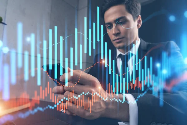 Handlarz w biurze pracuje ze smartfonem, hologram wykresu FOREX do analizy zachowań rynkowych, wpisując telefon. Podwójna ekspozycja. — Zdjęcie stockowe