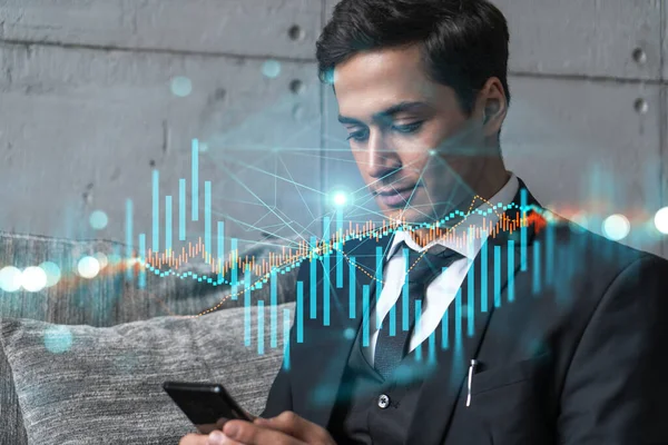 Trader dans le bureau travaillant avec Smartphone, hologramme graphique FOREX pour analyser le comportement du marché, tapant téléphone. Double exposition. — Photo