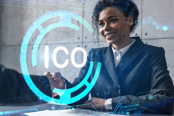 İki kadın tokalaşması. ICO hologramı. Çoklu maruz kalma. Uluslararası iş. Engelleme zinciri.