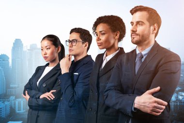 Dört başarılı iş danışmanı takım elbiseli ve müşteri sorunlarıyla uğraşmaya hazır. Bangkok şehir manzarası. Çok uluslu şirket takımı. Çift pozlama.