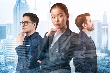 Takım elbiseli üç iş arkadaşı MBA mezuniyetinden sonra yeni kariyer fırsatları hayal ediyor. Çok uluslu şirket takımı kavramı. Kuala Lumpur arka planda. Çift pozlama.