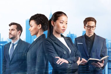 Takım elbiseli dört iş arkadaşı MBA mezuniyetinden sonra yeni kariyer fırsatlarının hayalini kuruyor. Çok uluslu şirket takımı kavramı. Kuala Lumpur. Çift pozlama.