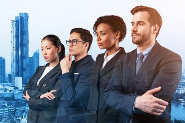 Dört başarılı iş danışmanı takım elbiseli ve müşteri sorunlarıyla uğraşmaya hazır. Bangkok şehir manzarası. Çok uluslu şirket takımı. Çift pozlama.