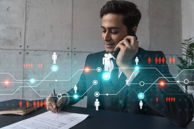 Ofiste cep telefonu ve sosyal medya hologramından bahsederken evrakları imzalayan bir adam. Çifte maruziyet. Resmi giysi.
