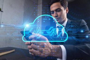 Smartphone, IT Cloud hologramı ile çalışan işadamı çalışma sürecini optimize etmek için çalışıyor, telefon daktilo ediyor. Çift pozlama.