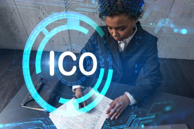 Bir kadın sözleşmeyi imzalar ve ico sembolü hologram olur. İlk madeni para önerisi. Çoklu maruz kalma. Uluslararası iş.