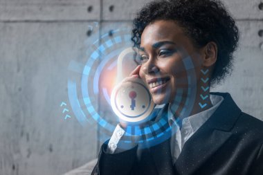 İş kadını telefonla konuşur ve hologramı kilitler. Çifte maruziyet. Güvenlik bilgi koruma kavramı.