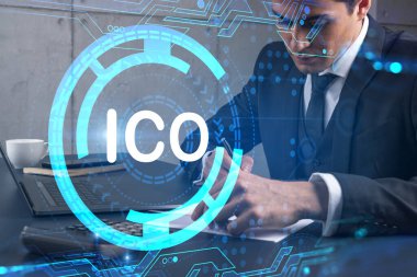 Ofiste telefon ve Meksika engelleme temalı hologram kullanarak not alan bir adam. Çoklu maruz kalma. Resmi giysi.