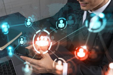 Ofisteki adam Smartphone ile çalışıyor, yeni insanlarla bağlantı arıyor. Sosyal medya hologramı, daktilo telefonu. Çift pozlama.