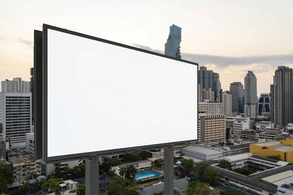 Blank biała droga billboard z Bangkoku tła miejskiego o zachodzie słońca. Plakat reklamowy, makieta, renderowanie 3D. Widok z boku. Koncepcja komunikacji marketingowej promującej lub sprzedającej pomysły. — Zdjęcie stockowe