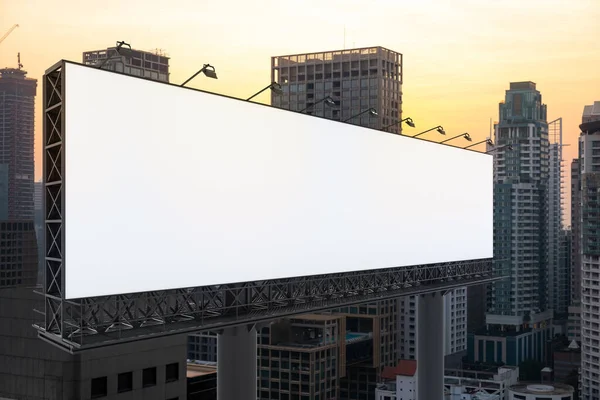 Blank outdoor estrada branca com fundo cityscape Bangkok ao pôr do sol. Cartaz publicitário de rua, mock up, renderização 3D. Vista lateral. O conceito de comunicação de marketing para promover ou vender ideia . — Fotografia de Stock