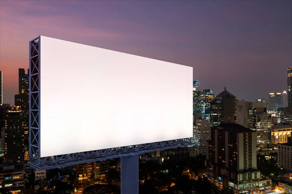 Panneau d'affichage blanc blanc avec fond de paysage urbain de Bangkok la nuit. Affiche publicitaire, maquette, rendu 3D. Vue latérale. Le concept de communication marketing pour vendre l'idée. — Photo