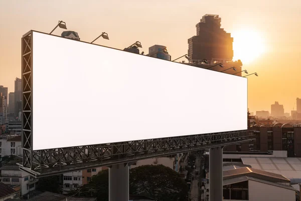 Blank outdoor estrada branca com fundo cityscape Bangkok ao pôr do sol. Cartaz publicitário de rua, mock up, renderização 3D. Vista lateral. O conceito de comunicação de marketing para promover ou vender ideia . — Fotografia de Stock