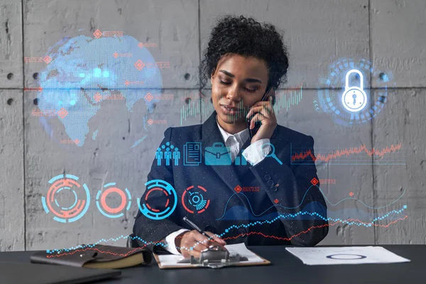 Forretningskvinde taler telefon og business tema hologram. Dobbelt eksponering. - Stock-foto